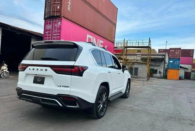 Lexus LX 700h có thể tăng tốc từ 0-100 km/h trong 6,5 giây trước khi đạt tốc độ tối đa 210 km/h.