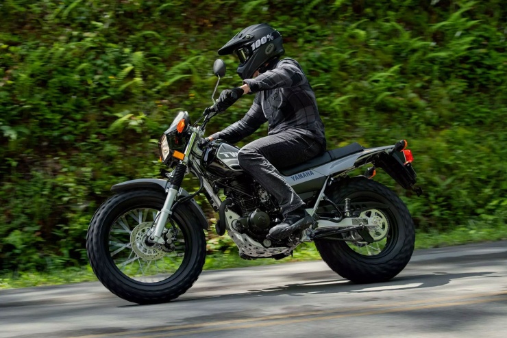 Bộ lốp địa hình lại trở thành điểm yếu khi Yamaha TW200 chạy đường nhựa trong thời gian dài. Ảnh: Webbike World