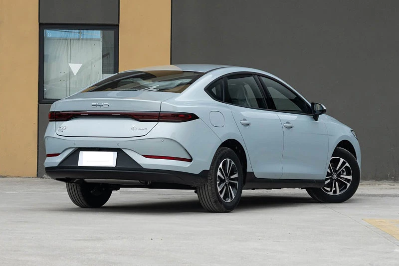 Xe sedan hạng D tiêu thụ 2,58 lít xăng/100 km, giá hơn 300 triệu đồng - Hình 5