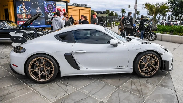 Hàng trăm chiếc xe thể thao Porsche có nguy cơ bánh xe văng ra khi đang chạy - Hình 2