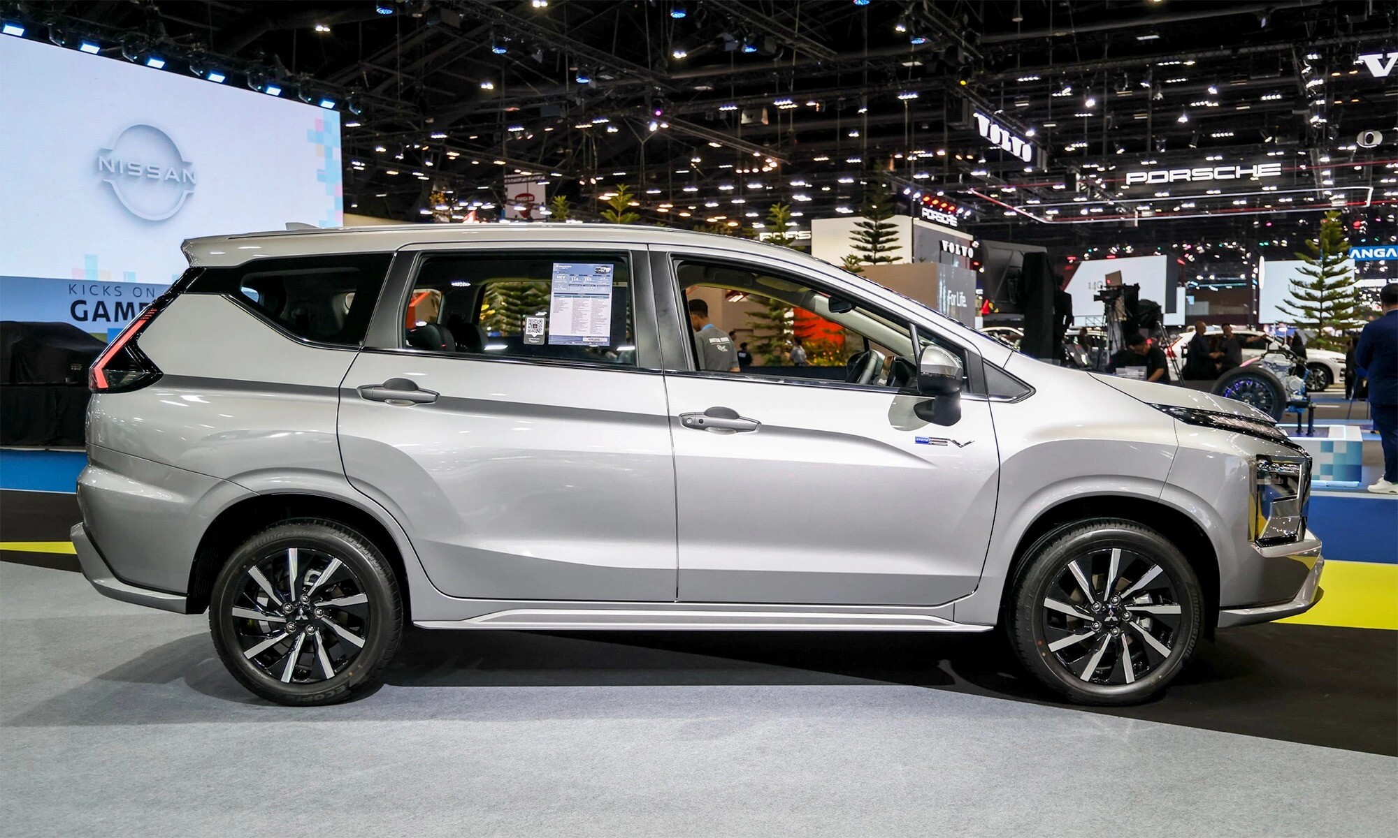 Ở bản HEV kích thước tổng thể của bản hybrid không thay đổi so với bản động cơ đốt trong.