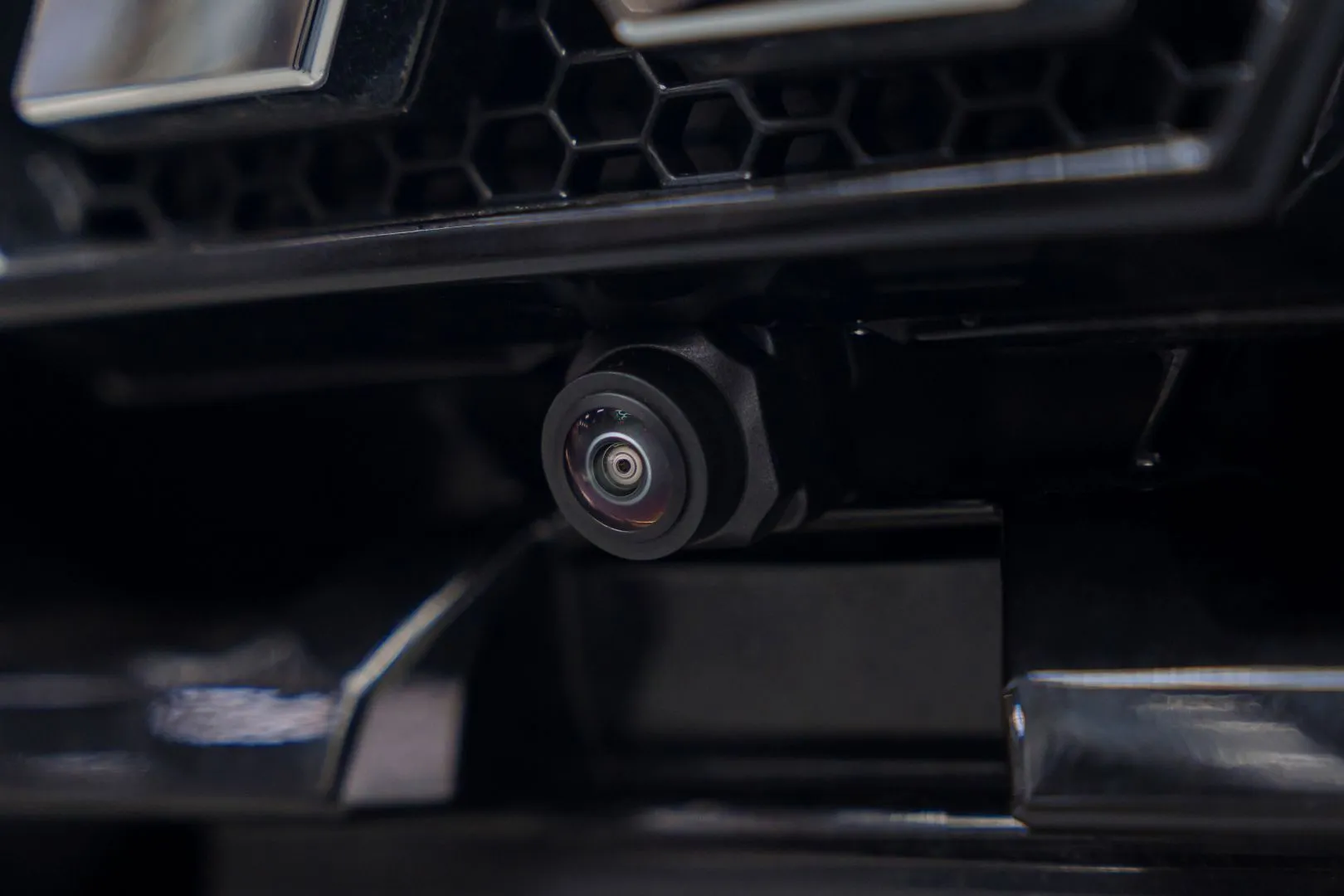 Camera trước ở khu vực mặt ca-lăng.