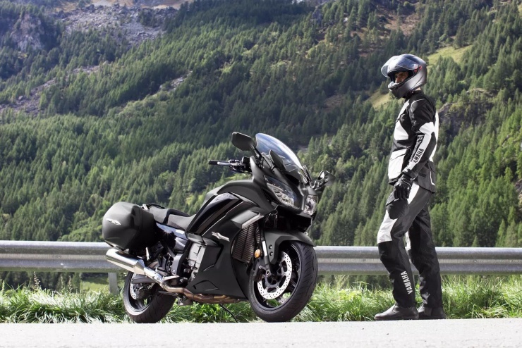 Yamaha FJR1300 - Ảnh: Webbikeworld