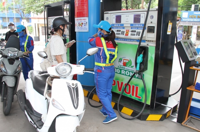 Giá xăng dầu chiều nay 28/7: Xăng RON 92 và E10 cùng giảm sâu, rẻ hơn đỉnh gần 10.000 đồng, giá lăn bánh VinFast VF 8 ảnh 1