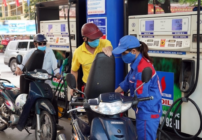 Giá xăng dầu chiều nay 2/8: E10 và RON 92 rục rịch xuống đáy mới dưới 18.000 đồng/lít, giá đầy bình xe côn tay 150-155cc ảnh 1
