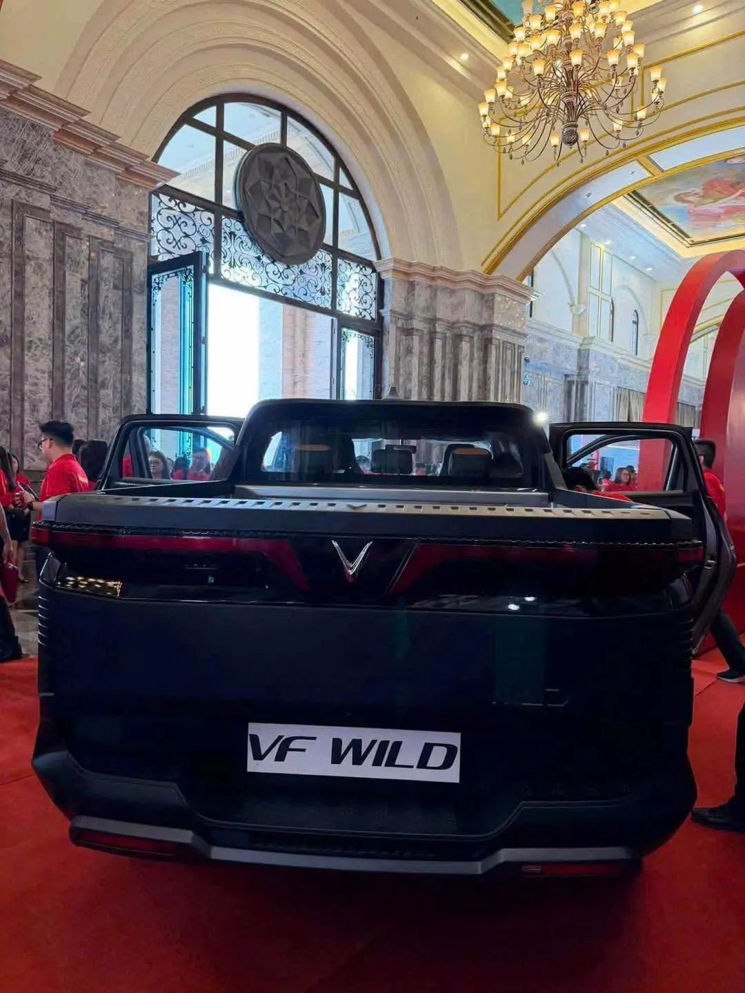 Phần đuôi xe VinFast VF Wild giữ nguyên các chi tiết thiết kế đặc trưng từ bản concept như cụm đèn hậu chữ \