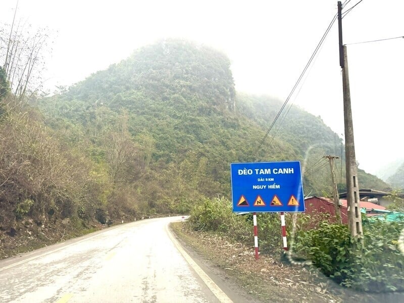 Đèo Tam Canh - một trong những con đèo quanh co, hiểm trở trên Quốc lộ 1B - tuyến đường huyết mạch nối 2 tỉnh Lạng Sơn - Thái Nguyên (Ảnh: Báo Lao động)