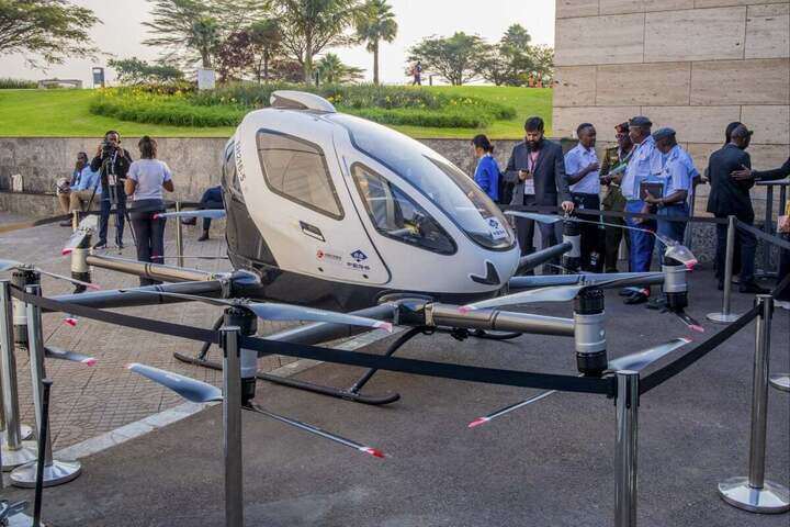 Taxi bay điện không người lái do Trung Quốc trưng bày tại Rwanda. Ảnh: SCMP