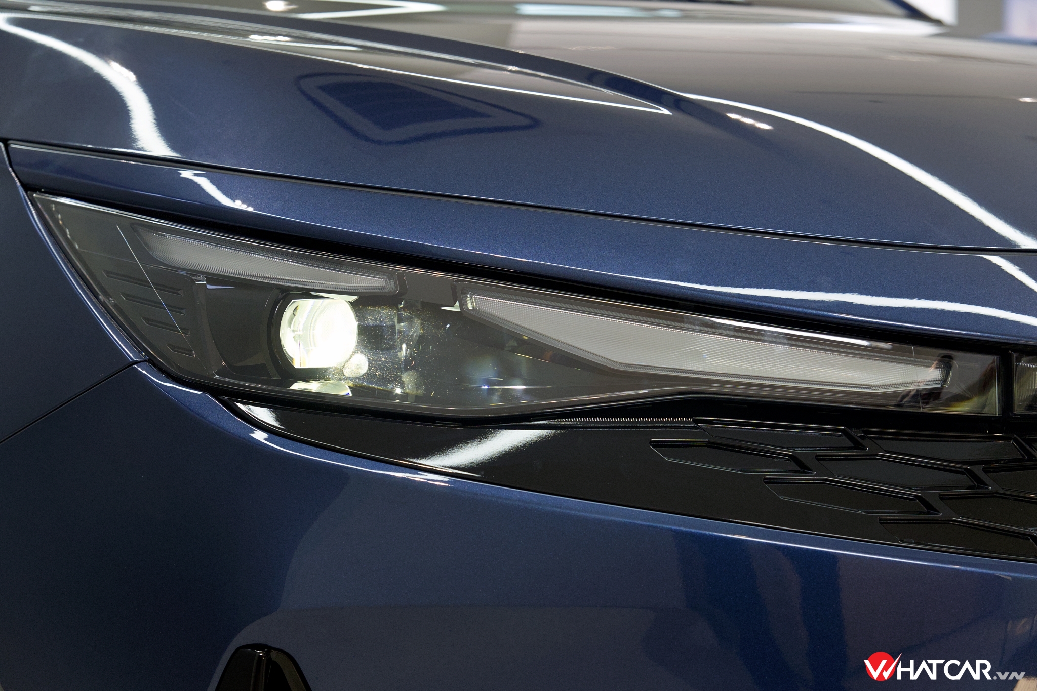 Đợt facelift thứ hai mang lại đầu xe mới cho Honda City thế hệ thứ 5, lấy cảm hứng từ dòng coupe hybrid Honda Prelude. Logo Honda mới đặt sát nắp ca-pô kéo dài, bên dưới là mặt ca-lăng tổ ong. Đèn pha LED được nâng cấp từ dạng chóa phản xạ sang thấu kính, tích hợp dải đèn định vị to bản. Xe không còn đèn sương mù.