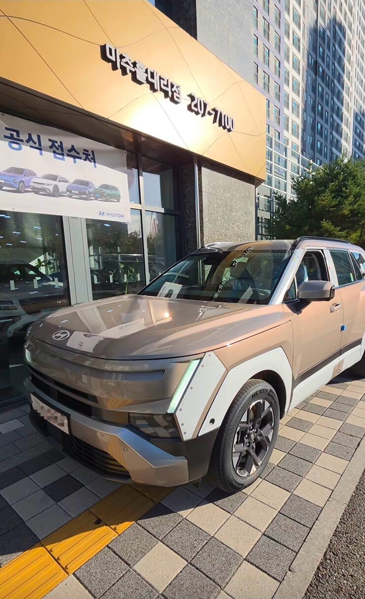 Ảnh thực tế Hyundai Tucson thế hệ mới màu nâu ánh kim tại đại lý - 2