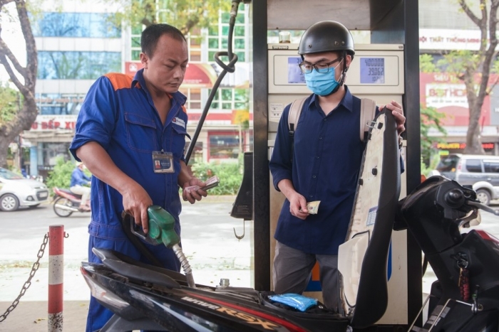 Giá xăng dầu hôm nay 8/10: Dầu diesel đã hạ, E5 RON 92 và E10 RON 95 cách đáy hơn 7.000 đồng, giá lăn bánh VinFast VF 3 ảnh 1