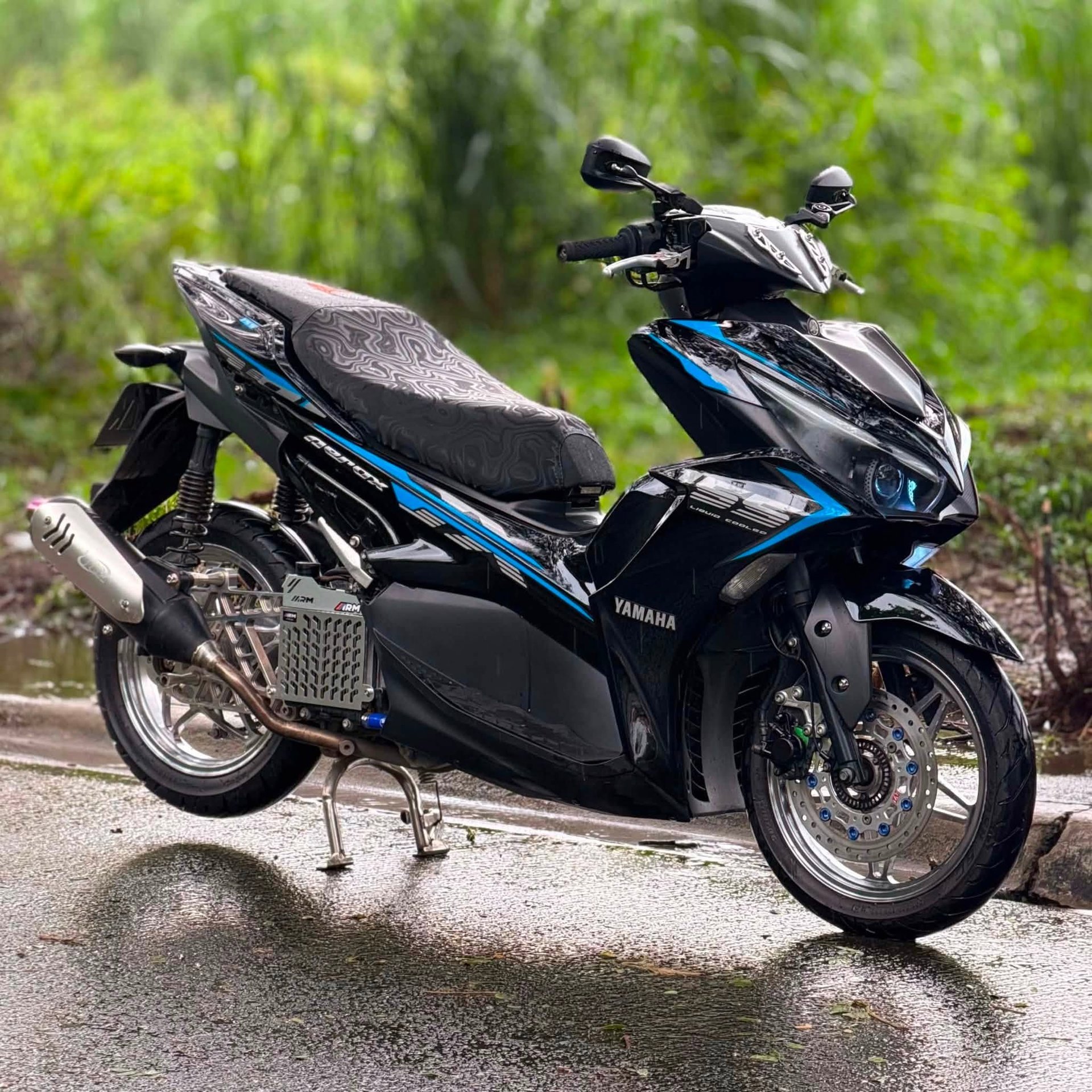05-1788581361-yamaha-mo-ban-xe-tay-ga-moi-gia-79-trieu-dong-thiet-ke-dna-yzf-r-trang-bi-cong-nghe-nhu-xe-dua