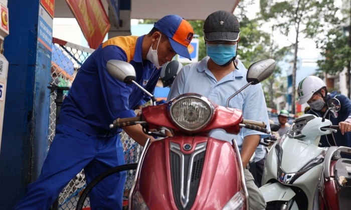 Giá xăng dầu tối 15/10: Dầu diesel tiếp tục giảm, E10 RON 95 và RON 92 đã về mức rẻ hơn, giá đầy bình xe ga 150-160cc ảnh 1