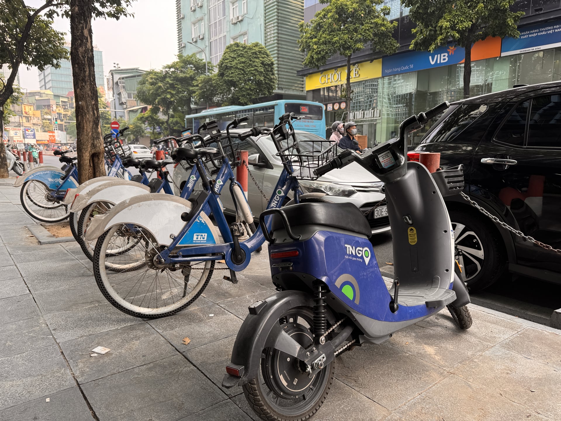 Việc chủ động về thời gian, tiết kiệm chi phí và hoàn toàn không xả khói bụi ra môi trường, xe đạp và xe đạp điện công cộng đang trở thành một lựa chọn đi lại xanh và bền vững, góp phần thay đổi thói quen di chuyển của cư dân Thủ đô.