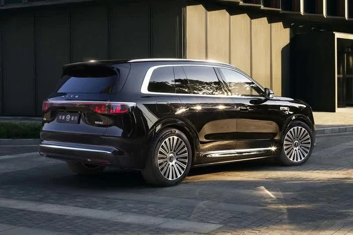 SUV hạng sang cỡ lớn mạnh 540 mã lực, trang bị tối tân, giá hơn 1,5 tỷ đồng - Hình 4