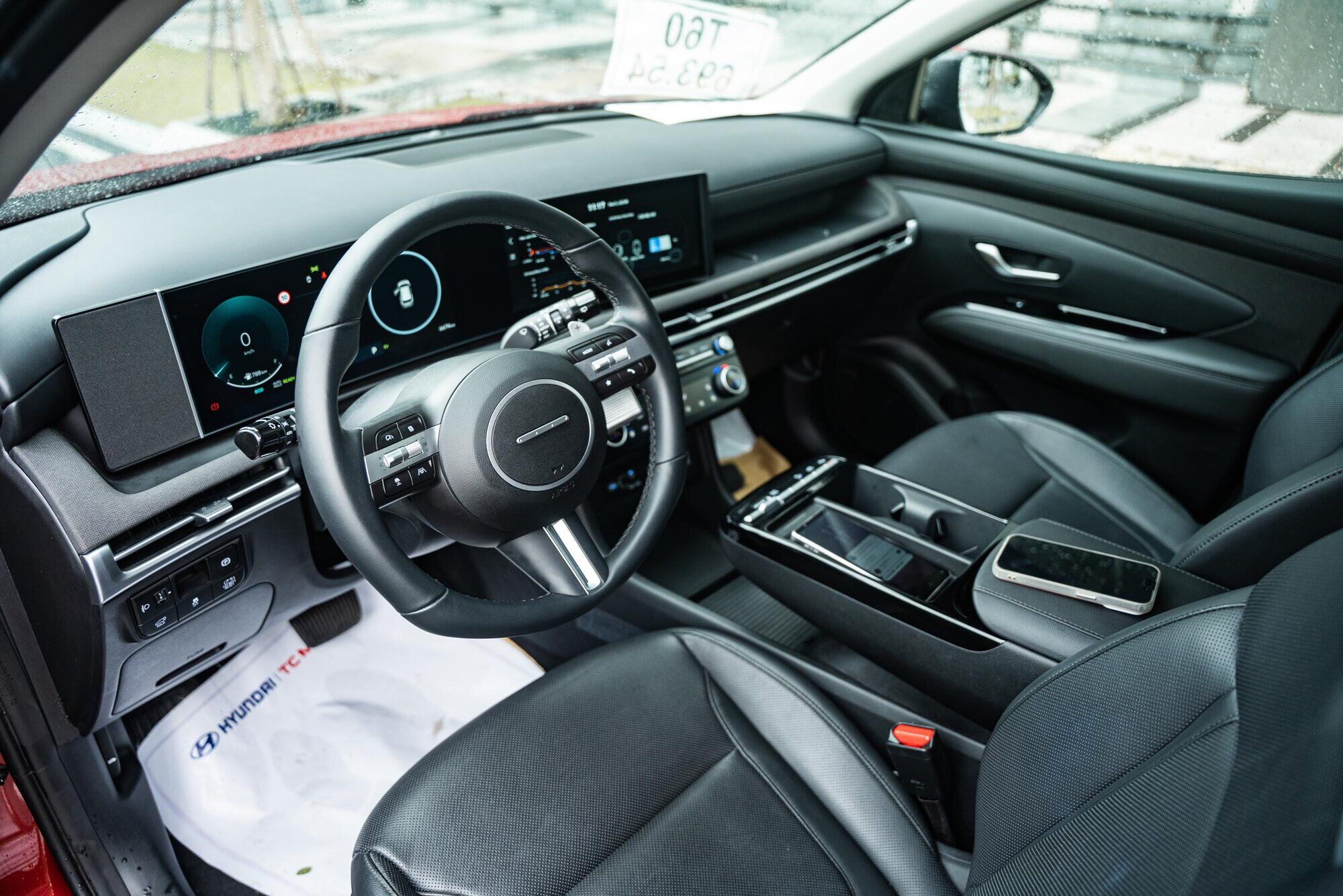 Khoang nội thất tiếp tục sử dụng màn hình kép 12,3 inch, hỗ trợ Apple CarPlay và Android Auto không dây.
