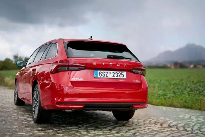 Mẫu xe hybrid toàn phần đầu tiên của Skoda lộ diện - Hình 3