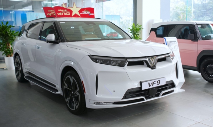 Giá xăng dầu hôm nay 3/10: Kỳ tới E10 RON 95 và E5 RON 92 có triển vọng xuống 20.000 đồng/lít? Giá lăn bánh VinFast VF 9 ảnh 4