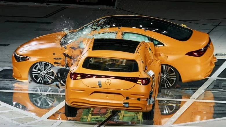Mercedes-Benz tung clip thử nghiệm an toàn trên dòng xe CLA Sedan - Hình 1