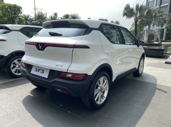 Giá xăng dầu chiều 2/10: Dầu đã rẻ, E10 RON 95 và RON 92 kỳ tới có thể xuống 21.000 đồng/lít? Giá lăn bánh VinFast VF 5 ảnh 5