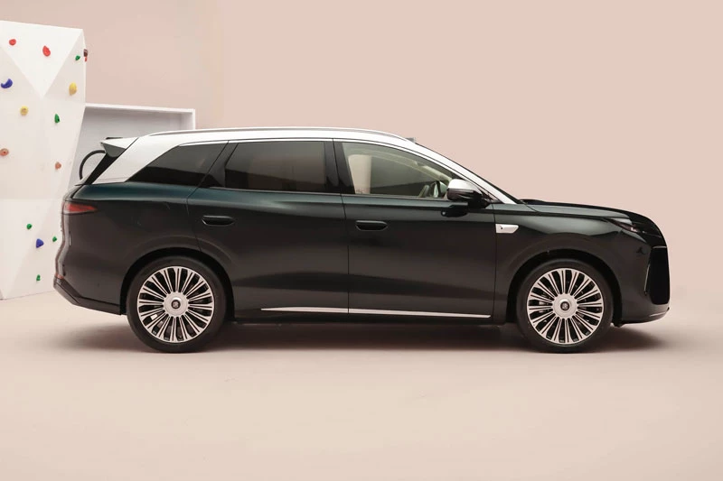 SUV dài hơn 5 mét, công suất 402 mã lực, giá gần 900 triệu đồng - Hình 2