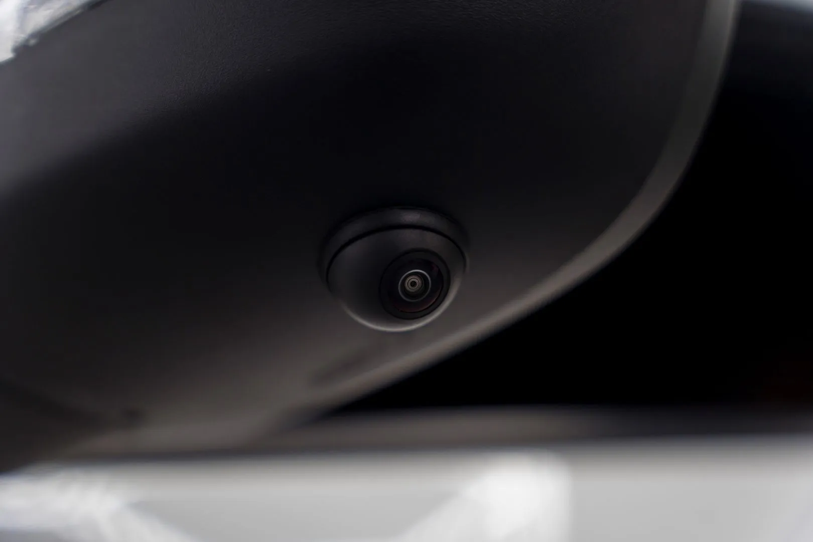 Một camera bên hông được bố trí dưới gương chiếu hậu.