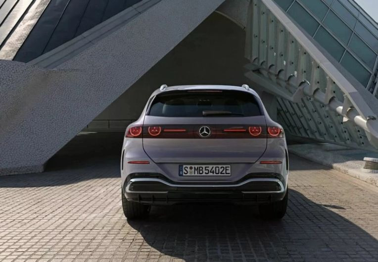 Mặt sau Mercedes-Benz GLC thuần điện