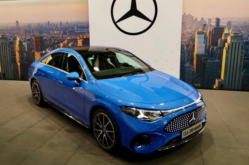 Mercedes-Benz CLA 200 Electric (2)