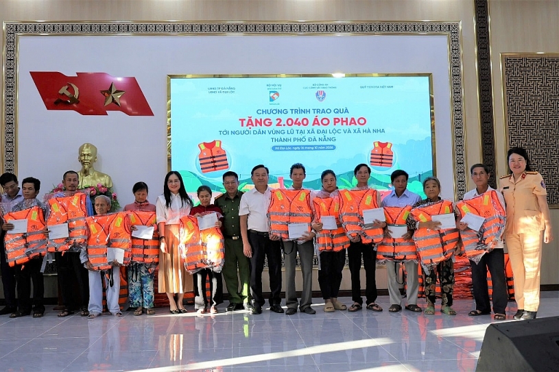 Quỹ Toyota Việt Nam trao hơn 2.000 áo phao cứu sinh tại rốn lũ Đà Nẵng