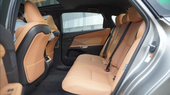 Lexus ES 2026 chỉ còn hai phiên bản hybrid và thuần điện tại Việt Nam - Hình 5