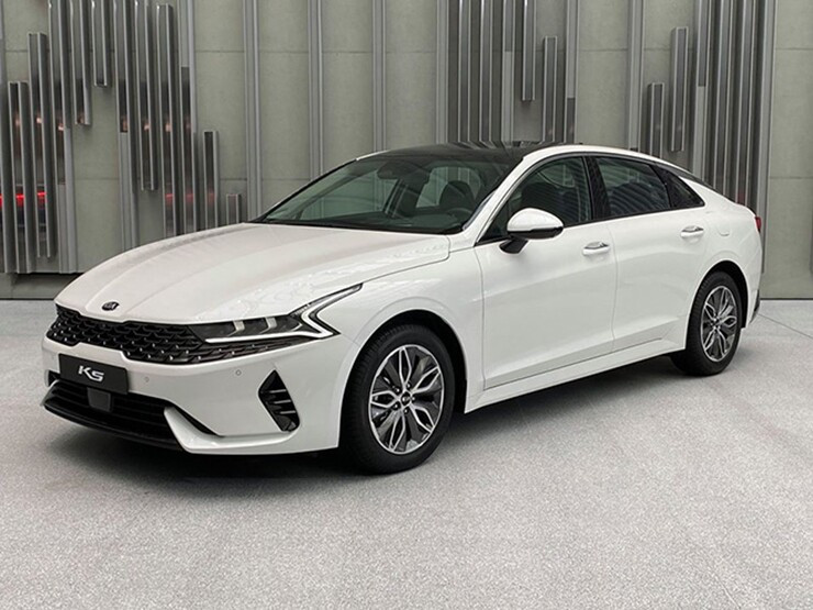 KIA K5 sở hữu mức giá hấp dẫn trong phân khúc sedan cỡ D