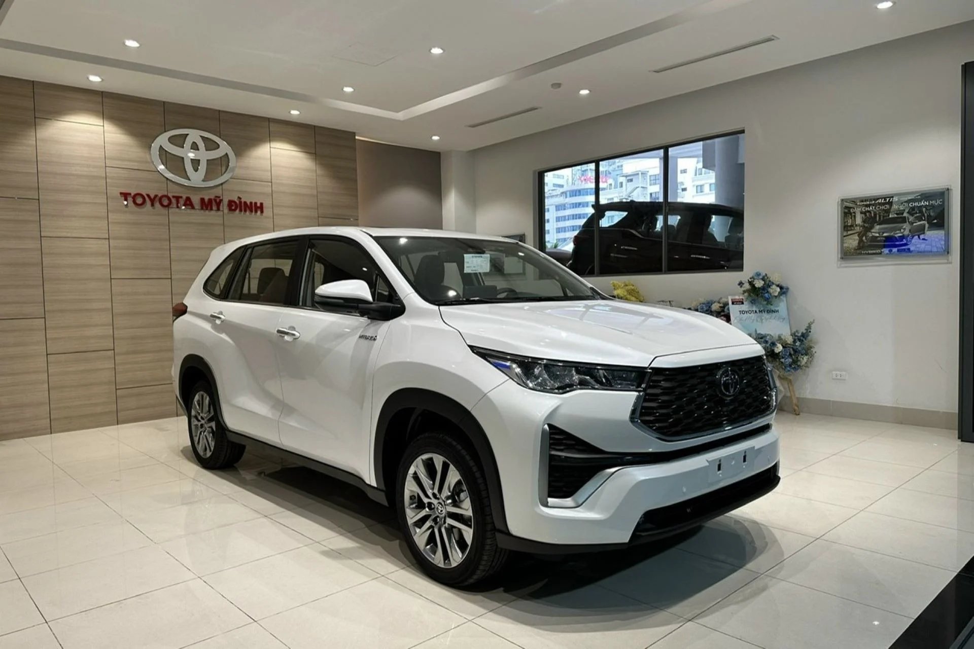 14-1789355059-toyota-innova-cross-bat-ngo-soan-ngoi-mitsubishi-xpander-trong-thang-8