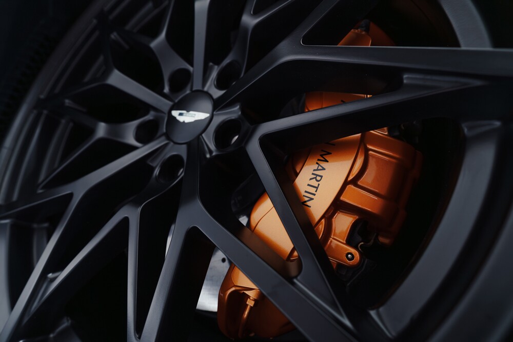 Valen khoác lên mình bộ thân xe hoàn toàn bằng sợi carbon.