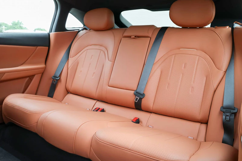 Xe sedan hạng E công suất 268 mã lực, giá gần 450 triệu đồng - Hình 5