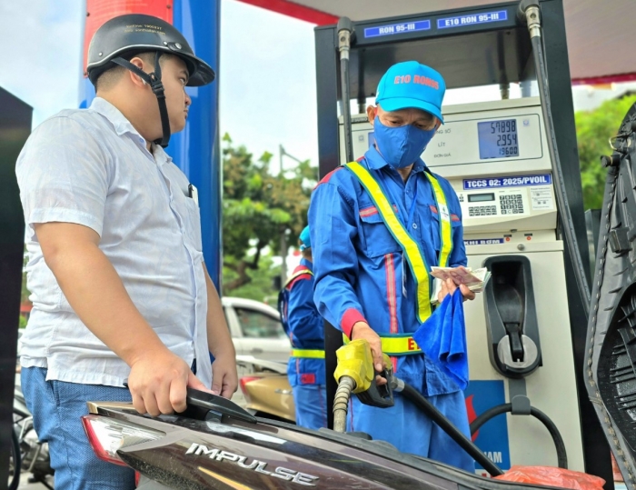 Giá xăng dầu tối nay 22/10: Xăng E10 RON 95 và E5 RON 92 tiếp tục giảm mạnh, đã rất gần đáy, giá đầy bình các mẫu xe số ảnh 1