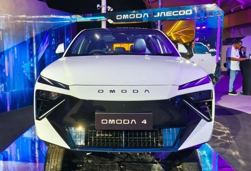 Omoda 4 EV sử dụng cụm đèn LED thanh mảnh kết hợp mặt ca-lăng kín đặc trưng của xe điện.