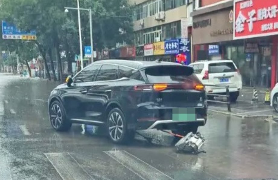 Hình ảnh chiếc BYD Tang, hay còn gọi là BYD Sealion 8 tại Việt Nam, bất ngờ rơi động cơ điện xuống đường khi đang di chuyển qua đoạn đường ngập nước.