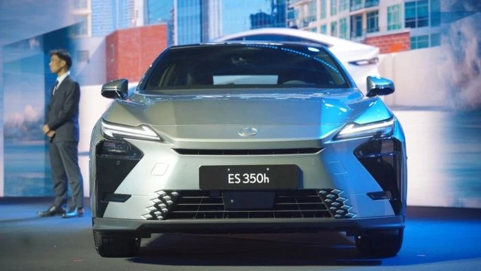 Lexus ES 2026 chỉ còn hai phiên bản hybrid và thuần điện tại Việt Nam - Hình 2