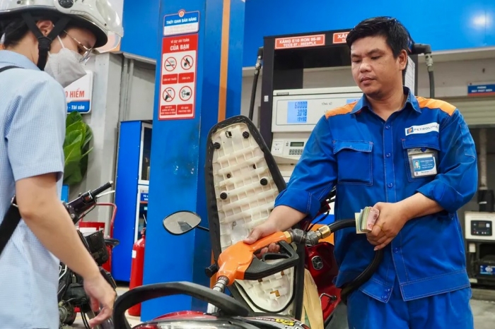 Giá xăng dầu hôm nay 22/9: E10 RON 95 ‘rộng đường’ xuống 21.000 đồng/lít, E5 RON 92 sắp rẻ? Giá đầy bình các mẫu xe số ảnh 1