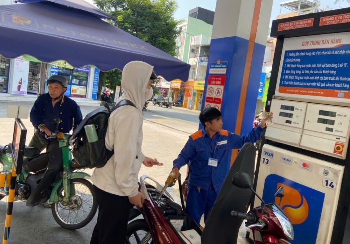 Giá xăng dầu trưa nay 17/10: Dầu diesel lại giảm, E10 RON 95 và E5 RON 92 cũng cùng về mức rẻ, giá đầy bình ô tô Mazda ảnh 1