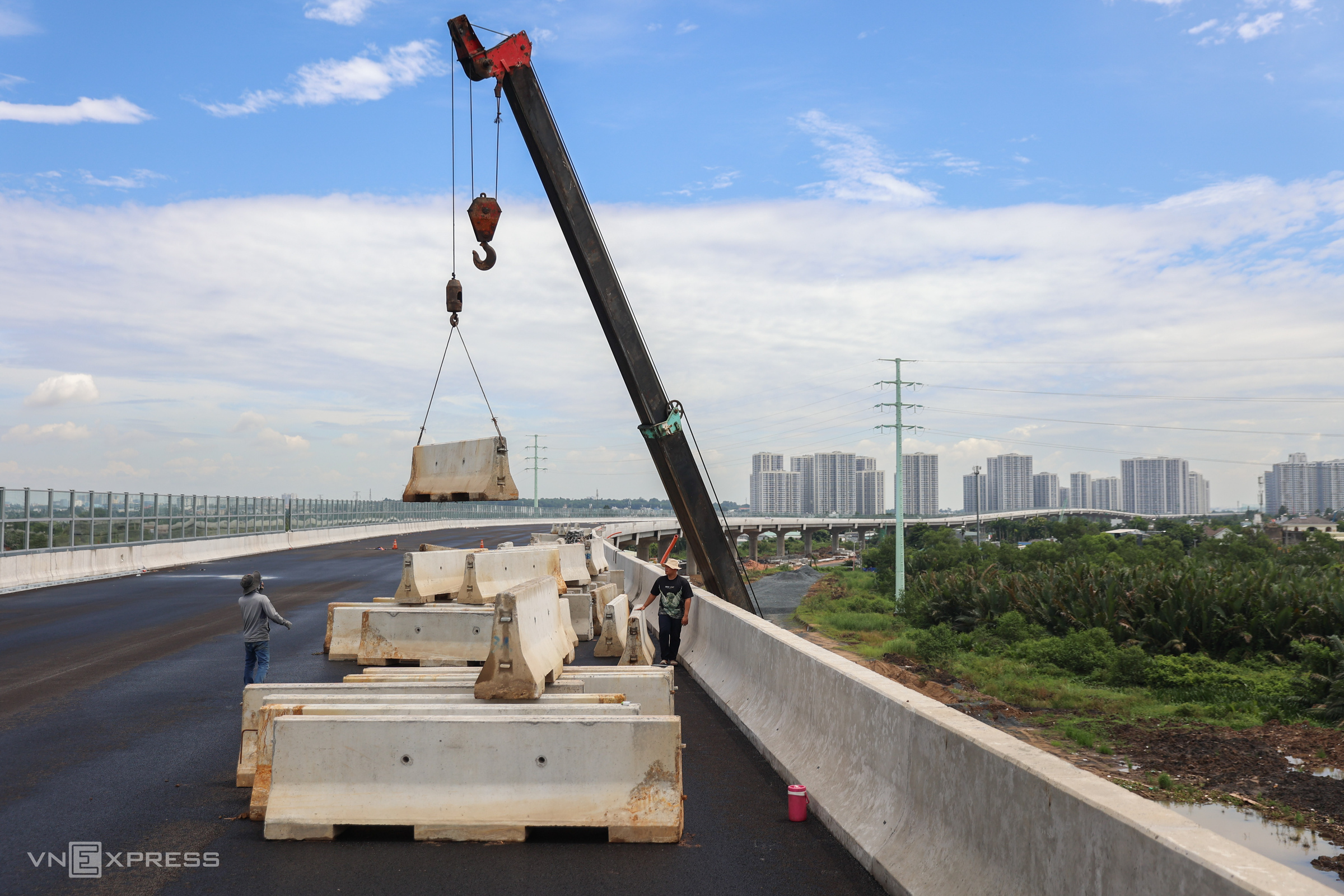 Công nhân thi công dải phân cách