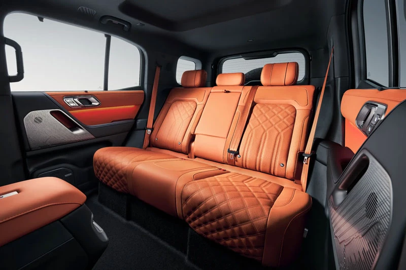 SUV địa hình dài hơn 5,1 mét, mạnh 831 mã lực, giá gần 1,4 tỷ đồng - Hình 8