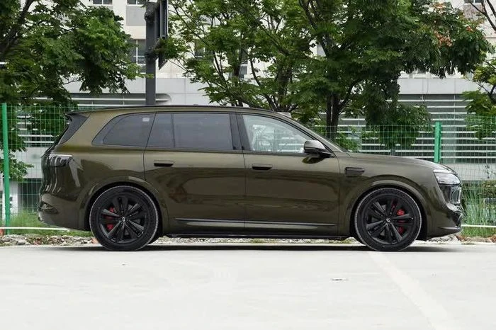 SUV hạng sang cỡ lớn mạnh 540 mã lực, trang bị tối tân, giá hơn 1,5 tỷ đồng - Hình 2