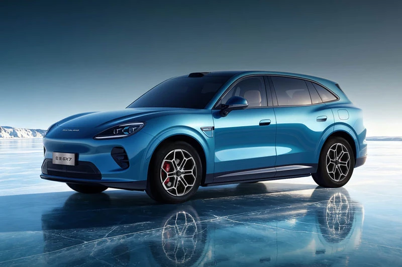 SUV công suất 462 mã lực, trang bị tối tân, giá gần 930 triệu đồng - Hình 2