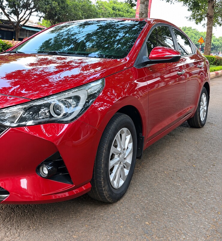 Ảnh thực tế một chiếc Hyundai Accent màu đỏ được rao bán chỉ 345 triệu đồng.