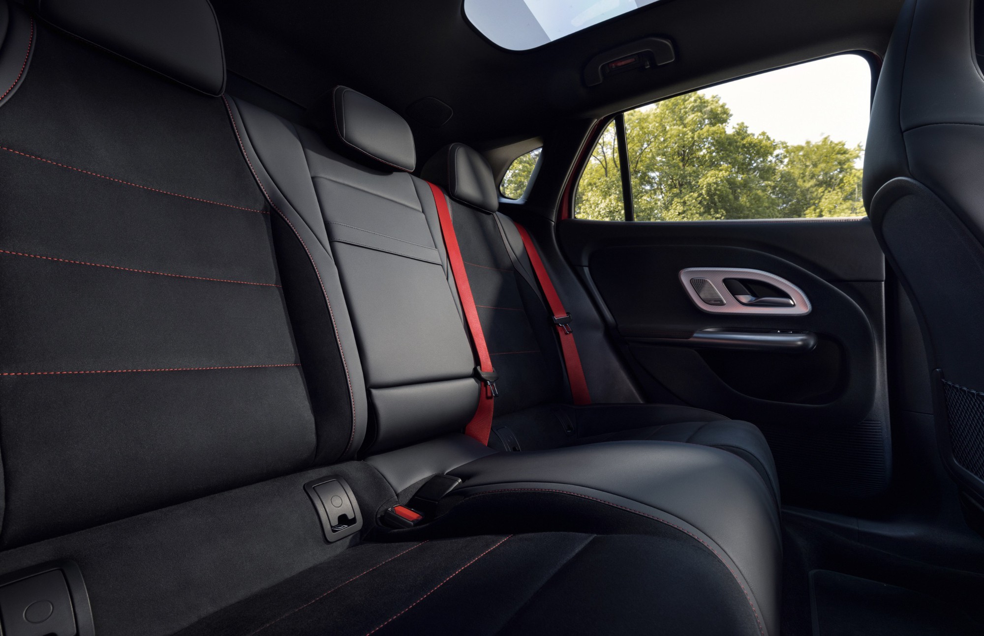 Mercedes-Benz GLA 2027 ra mắt: SUV điện chạy 657 km, sạc nhanh lên đến 320 kW, vẫn có bản hybrid cho người sợ đi cắm sạc - Ảnh 7.
