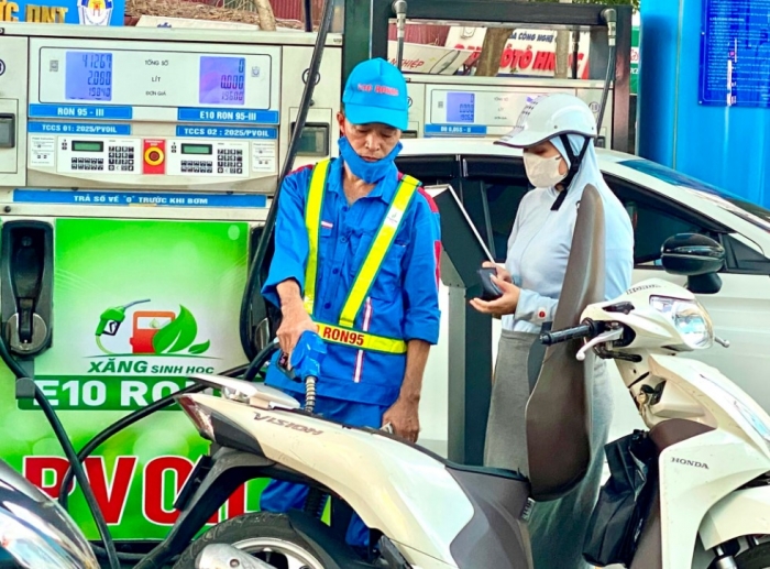 Giá xăng dầu chiều 13/10: Dầu diesel đã giảm 2 kỳ, RON 92 và E10 RON 95 đang có giá bao nhiêu? Giá đầy bình xe ga 110cc ảnh 1