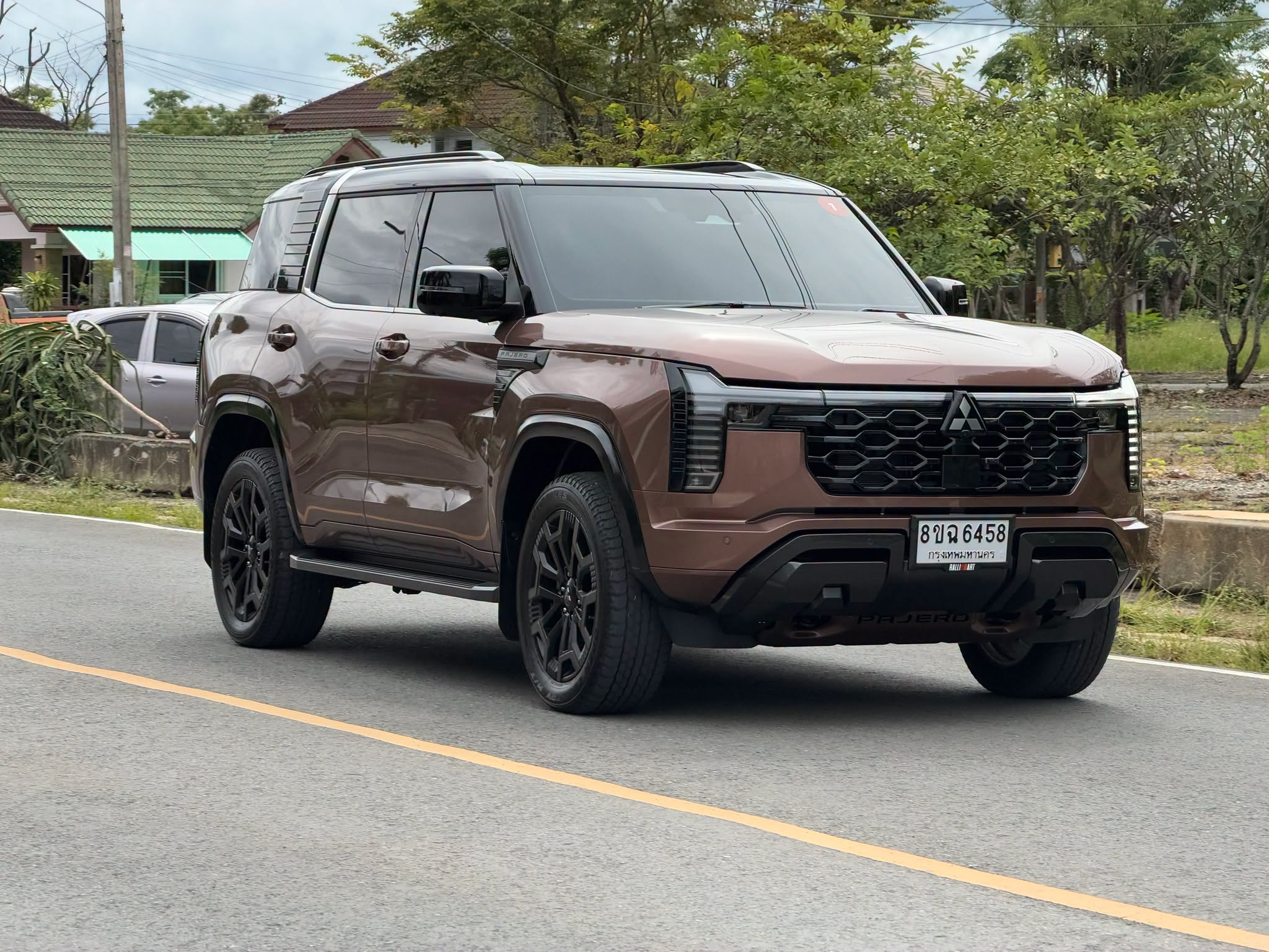 Mitsubishi PAJERO-a1.jpg