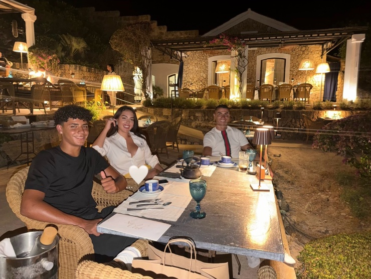 Ronaldo bên vị hôn thê Georgina và con trai cả - Cristiano Ronaldo Jr. - du ngoạn vùng biển Mallorca sau kỳ World Cup.