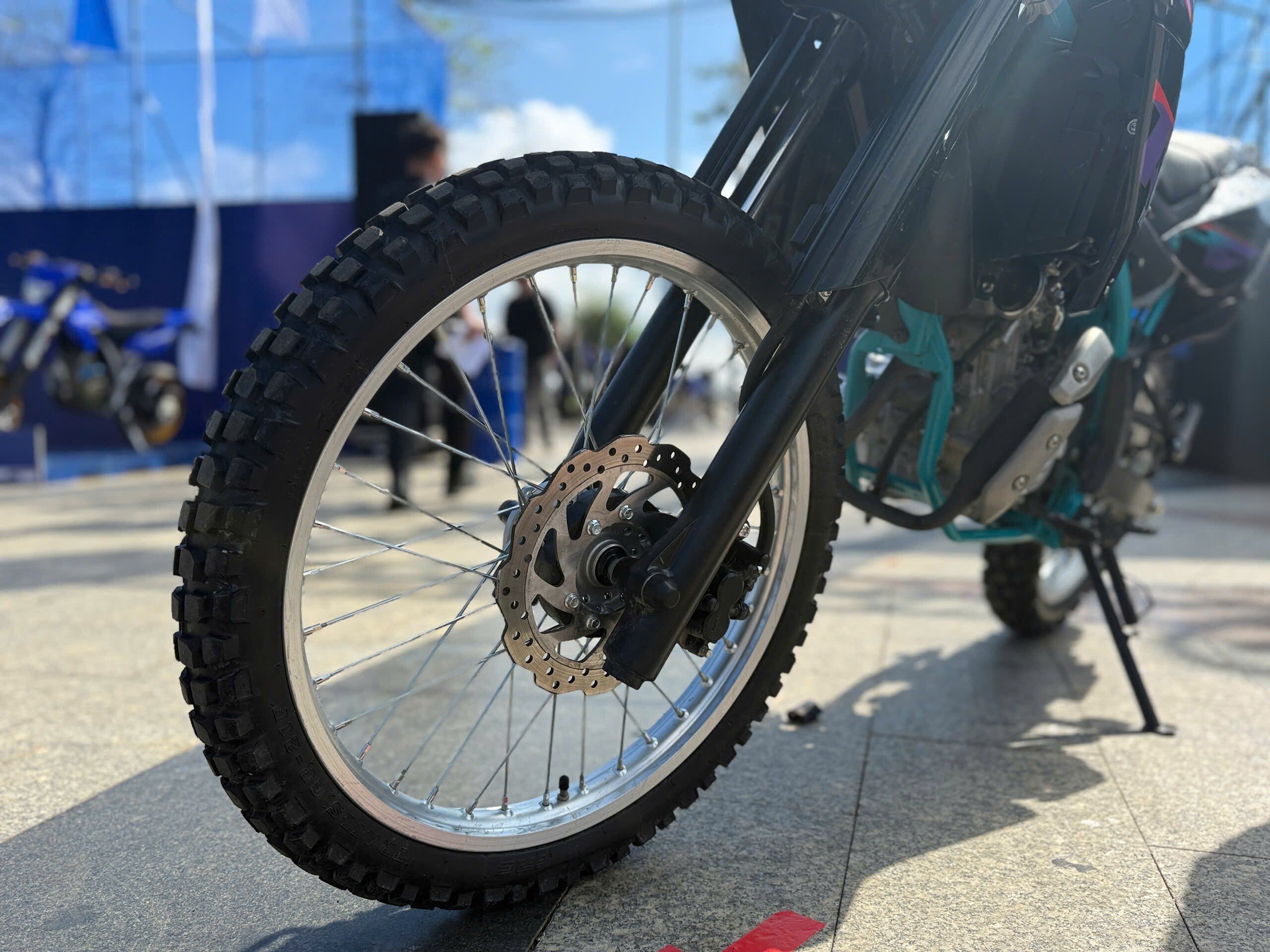 Hai bánh có kích thước 21 inch phía trước và 18 inch phía sau.